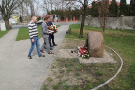 Złożenie kwiatów pod Kamieniem Katyńskim 