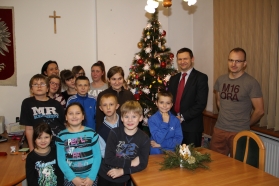 Dzieci udekorowały choinkę w gabinecie burmistrza