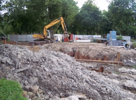 Prace przy renowacji stawu w brzezińskim parku