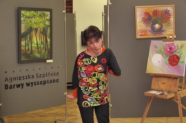 Pokaz malowania obrazów ustami