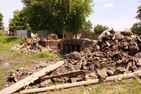 Rozpoczęły się prace przy renowacji stawu w parku miejskim