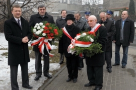 Kwiaty pamięci dla ofiar Katynia i Smoleńska