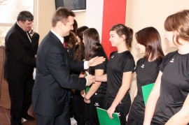 Przekazania gratulacji zawodniczkom hokeja na trawie przez burmistrza Marcina Plutę