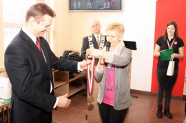 Przekazanie władzom miasta przez Małgorzatę Polewczak złotego medalu z Mistrzostw Polski 