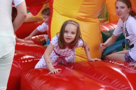 dzieci na placu zabaw 