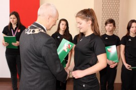 Wręczenie listów gratulacyjnych zawodniczkom hokeja na trawie przez przewodniczącego Zbigniewa Bączyńskiego