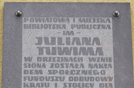 Kamienna tablica upamiętniająca powstanie biblioteki