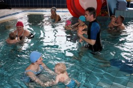 Nauka pływania niemowląt i dzieci