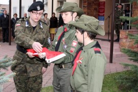 Uroczyste wciągnięcie flagi państwowej na maszt 2 maja w Dzień Flagi Rzeczypospolitej Polskiej