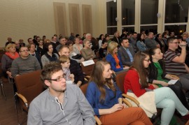 Publiczność zgromadzona w sali konferencyjnej Urzędu Miasta Brzeziny