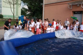 dzieci na placu zabaw 