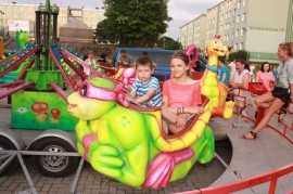 dzieci na placu zabaw 