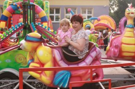 dzieci na placu zabaw 