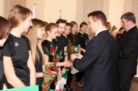 Przekazania gratulacji zawodniczkom hokeja na trawie przez burmistrza Marcina Plutę