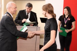 Wręczenie listów gratulacyjnych zawodniczkom hokeja na trawie przez przewodniczącego Zbigniewa Bączyńskiego