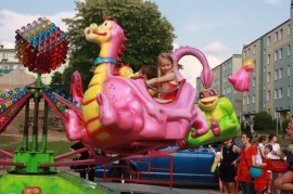 dzieci na placu zabaw 