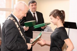 Wręczenie listów gratulacyjnych zawodniczkom hokeja na trawie przez przewodniczącego Zbigniewa Bączyńskiego