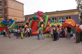 dzieci na placu zabaw 