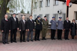 Uroczyste wciągnięcie flagi państwowej na maszt 2 maja w Dzień Flagi Rzeczypospolitej Polskiej