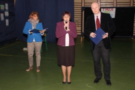 Powiatanie gości przez dyrektor gimnazjum Małgorzatę Filipiak