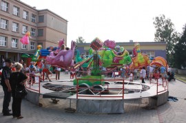 dzieci na placu zabaw 