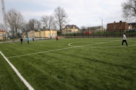 Orlik w Szkole Podstawowej nr 1 o nawierzchni ze sztucznej trawy