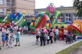 dzieci na placu zabaw 