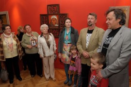 Powiatanie gości wernisażu wystawy 