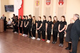 Wręczenie listów gratulacyjnych zawodniczkom hokeja na trawie w czasie XXXI sesji Rady Miasta Brzeziny