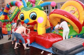 dzieci na placu zabaw 