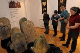 Uzupełnieniem wystawy są macewy z brzezińskiego cmentarza