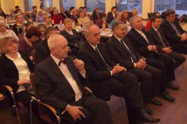 Władze miasta i powiatu oraz uczestniczki Dnia Kobiet