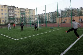 Orlik w Szkole Podstawowej nr 2 o nawierzcchni ze sztucznej trawy
