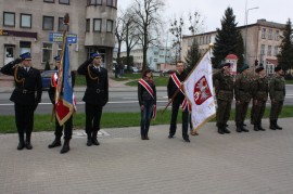 Uroczyste wciągnięcie flagi państwowej na maszt 2 maja w Dzień Flagi Rzeczypospolitej Polskiej
