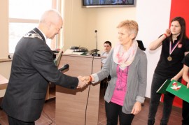 Wręczenie listu gratulacyjnego Małgorzacie Polewczak przez przewodniczącego Zbigniewa Bączyńskiego