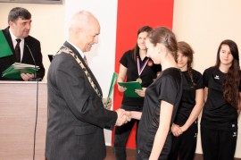 Wręczenie listów gratulacyjnych zawodniczkom hokeja na trawie przez przewodniczącego Zbigniewa Bączyńskiego