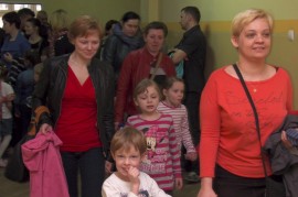 Rodzice zwiedzali mury przyszłej szkoły swych dzieci