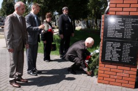 Kwiaty w rocznicę zakończenia II Wojny Światowej złożono na brzezińskim cmentarzu
