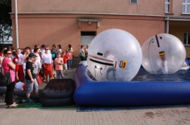 dzieci na placu zabaw 