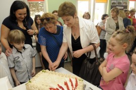 Pierwszy kawałek tortu ukroiły:kierownik MOPS oraz przewodnicząca Komisji Spraw Społecznych Rady Miasta