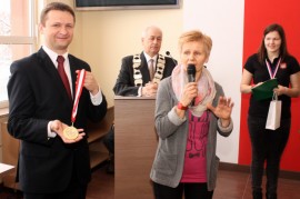 Przekazanie władzom miasta przez Małgorzatę Polewczak złotego medalu z Mistrzostw Polski 