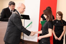 Wręczenie listów gratulacyjnych zawodniczkom hokeja na trawie przez przewodniczącego Zbigniewa Bączyńskiego