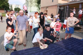 dzieci na placu zabaw 