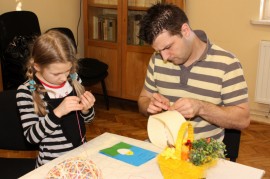 Muzealne warsztaty z 17 marca 2013 roku „Wykonujemy wielkanocne ozdoby”