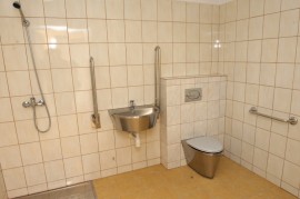 Zaplecze sanitarne - łazienka dla os osób niepełnosprawnych - w Szkole Podstawowej nr 1