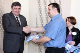 Zastępca burmistrza Roman Sasin wręcza przedstawicielom Startu nowe stroje pilkarskie