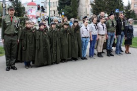 Uroczyste wciągnięcie flagi państwowej na maszt 2 maja w Dzień Flagi Rzeczypospolitej Polskiej