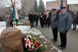 Kwiaty składane przez przedstawicieli Komendy Powiatowej Policji