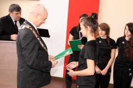 Wręczenie listów gratulacyjnych zawodniczkom hokeja na trawie przez przewodniczącego Zbigniewa Bączyńskiego