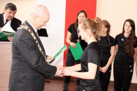 Wręczenie listów gratulacyjnych zawodniczkom hokeja na trawie przez przewodniczącego Zbigniewa Bączyńskiego